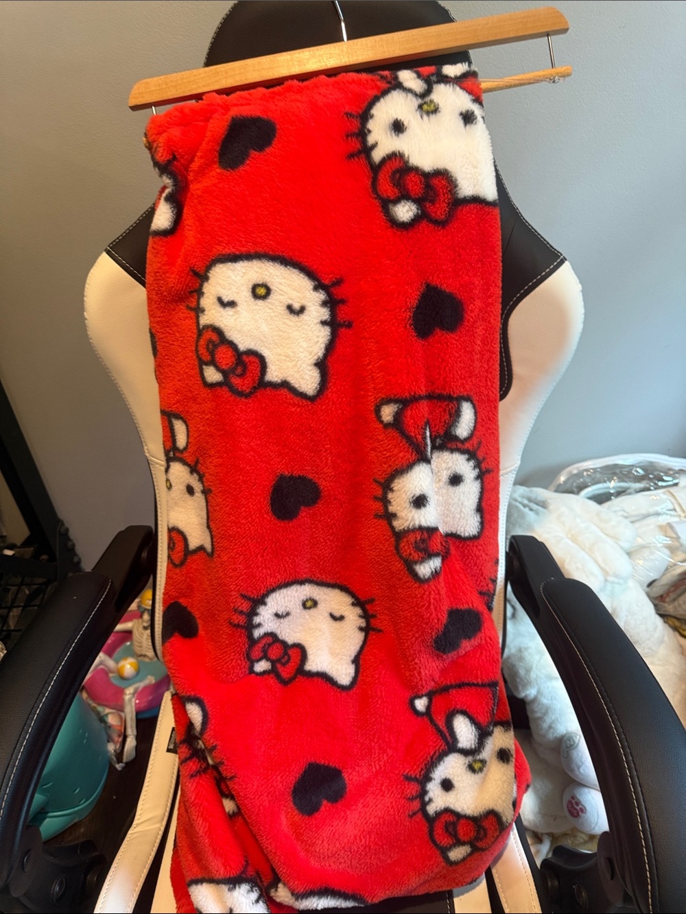Hello Kitty ULTRA fine faux fur throw. - Picture 2 of 3